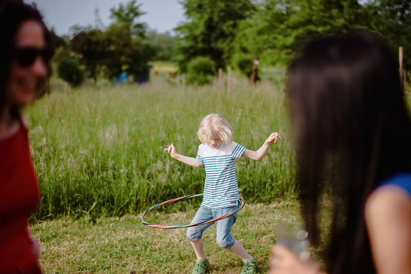 Kinder spielen Hula-Hoop im Garten des Hofguts, Wiese, Spaß.