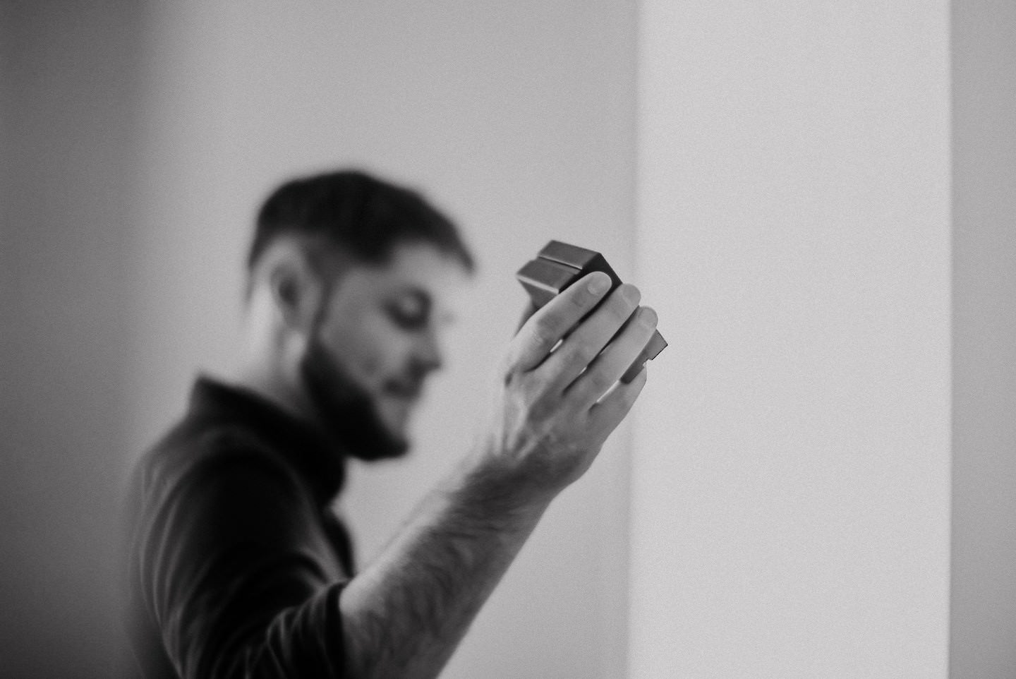 Trauzeuge hält Ringbox, schwarz-weiß-Detailaufnahme, tiefe emotionale Gewichtung.