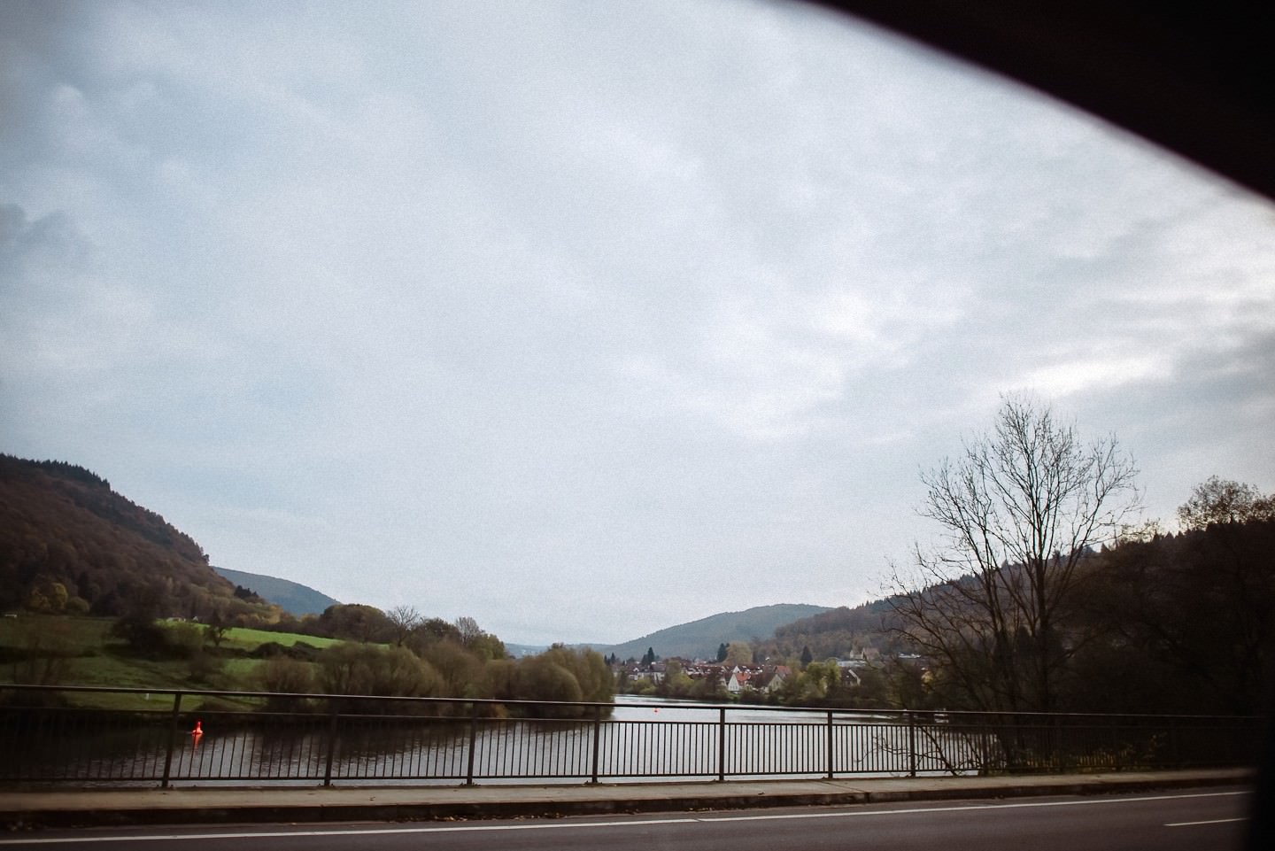 Auto-Ansicht durch Windschutzscheibe auf Neckartal mit Brücke.