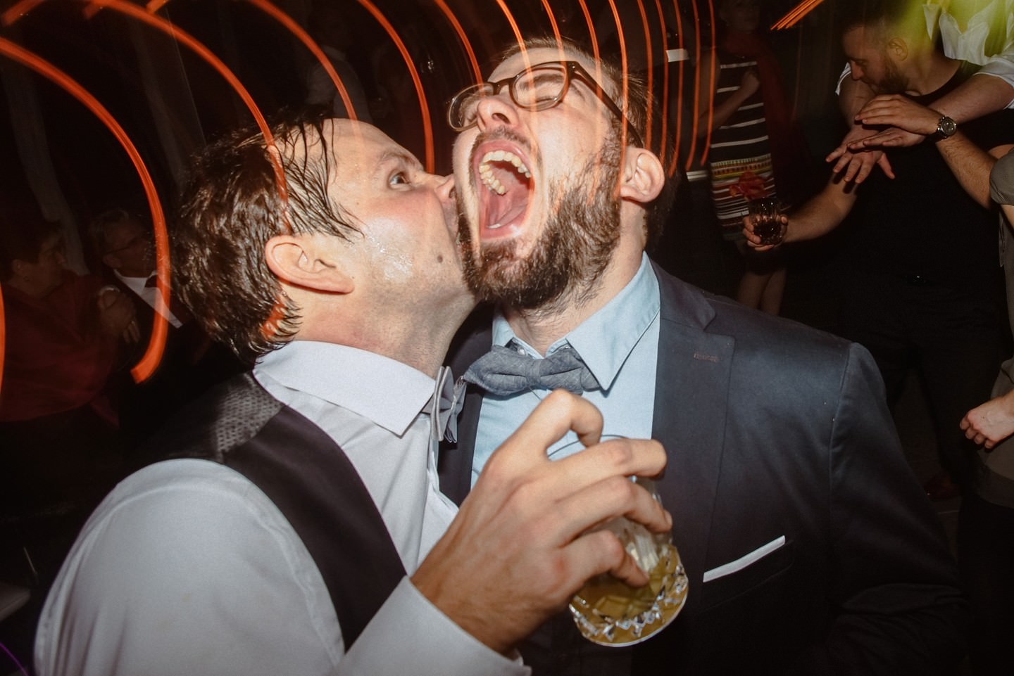 Bräutigam und Gast bei der Hochzeitsparty, frohe Laune.