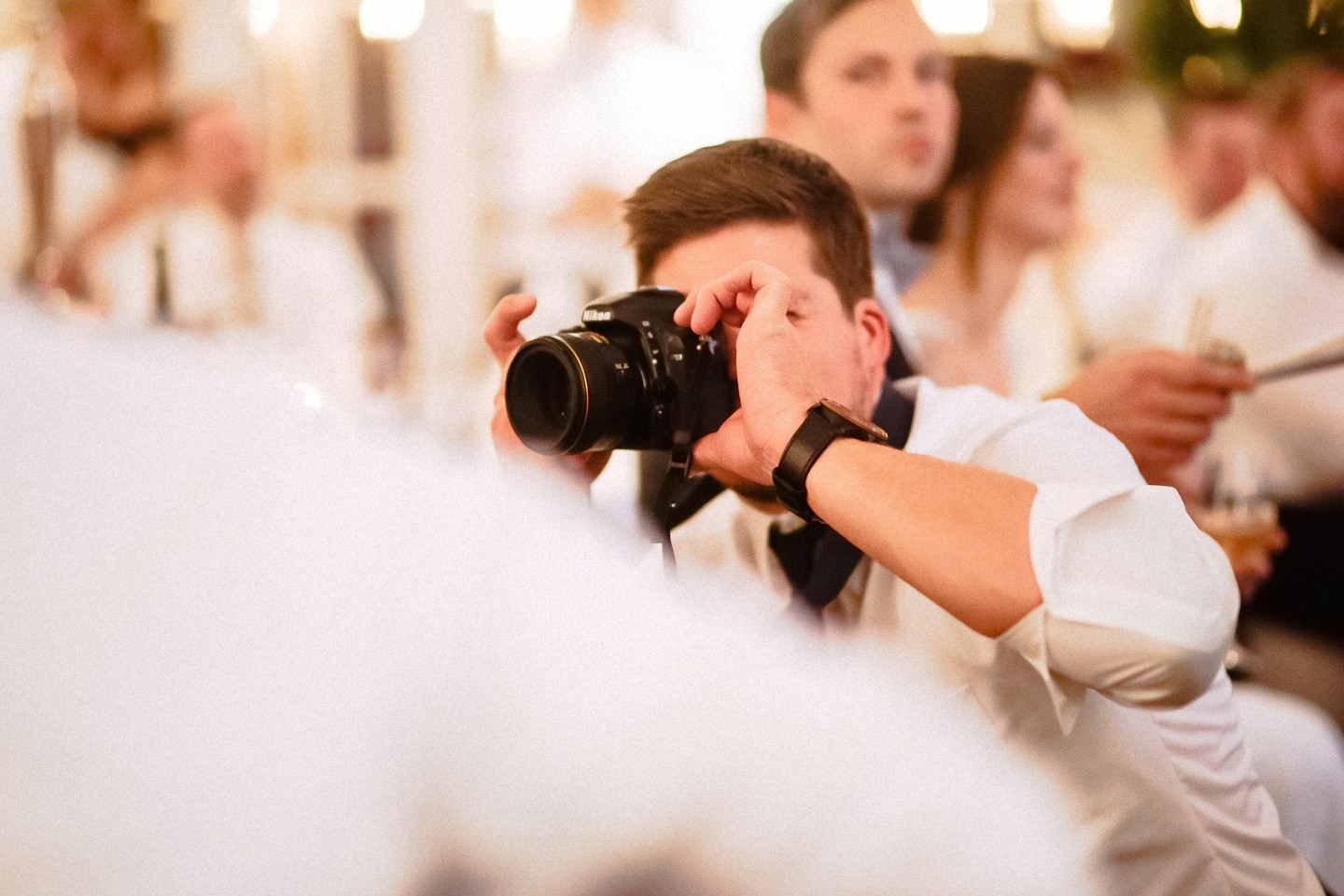 Gast fotografiert Personen auf der Hochzeit mit Gäste-Kamera.