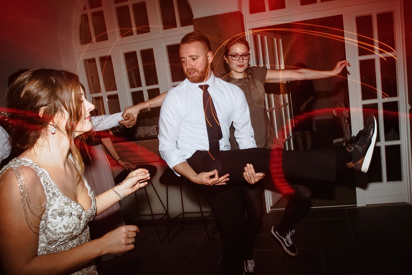 Gast spielt Gitarre mit seinem Bein auf der Hochzeit.