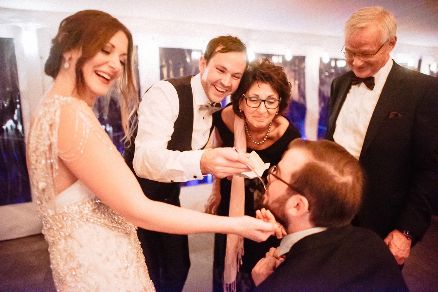 Gast bekommt ein Stück Hochzeitstorte gereicht.