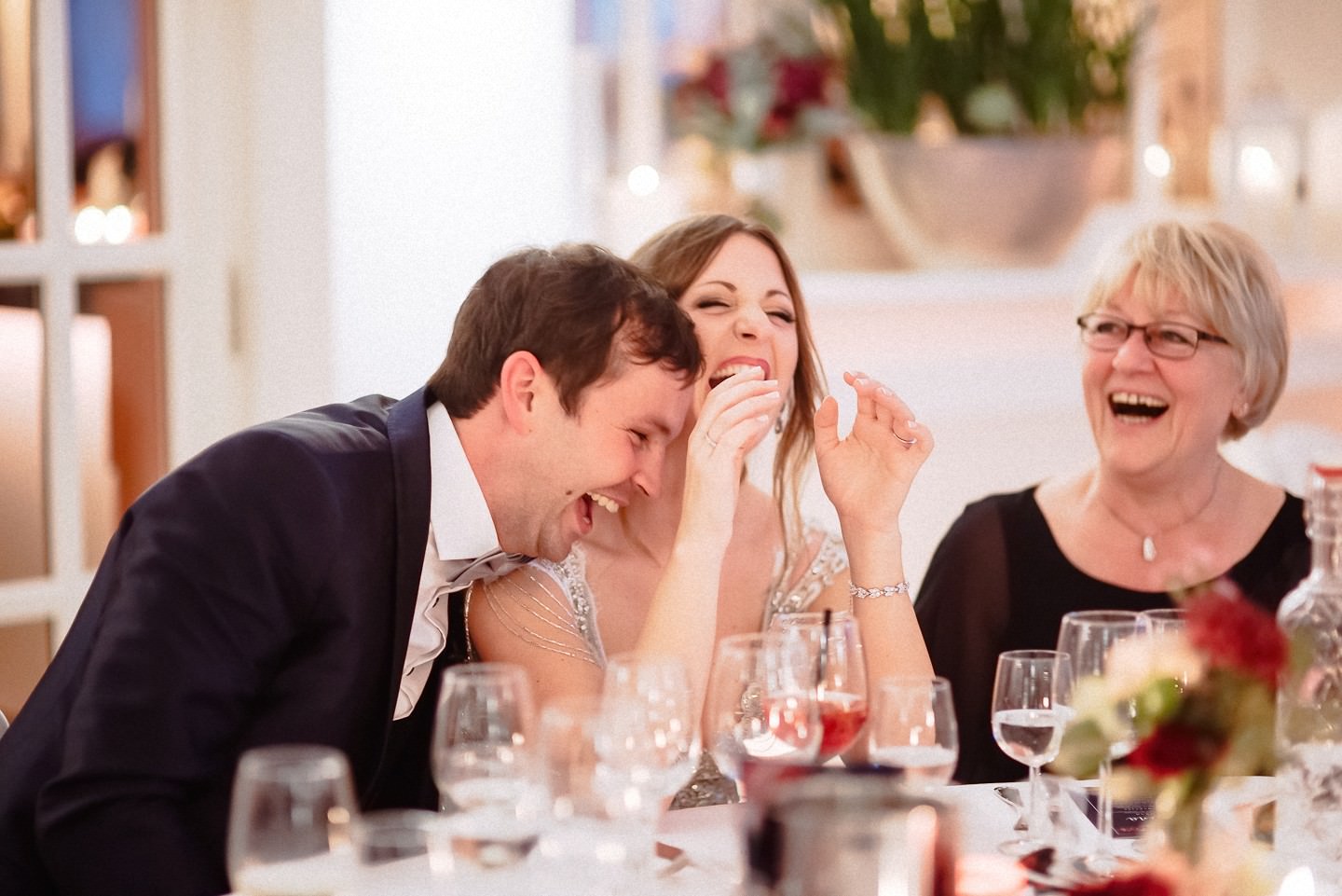 Lachendes Brautpaar beim Hochzeitsdiner auf dem hohen Darsberg.