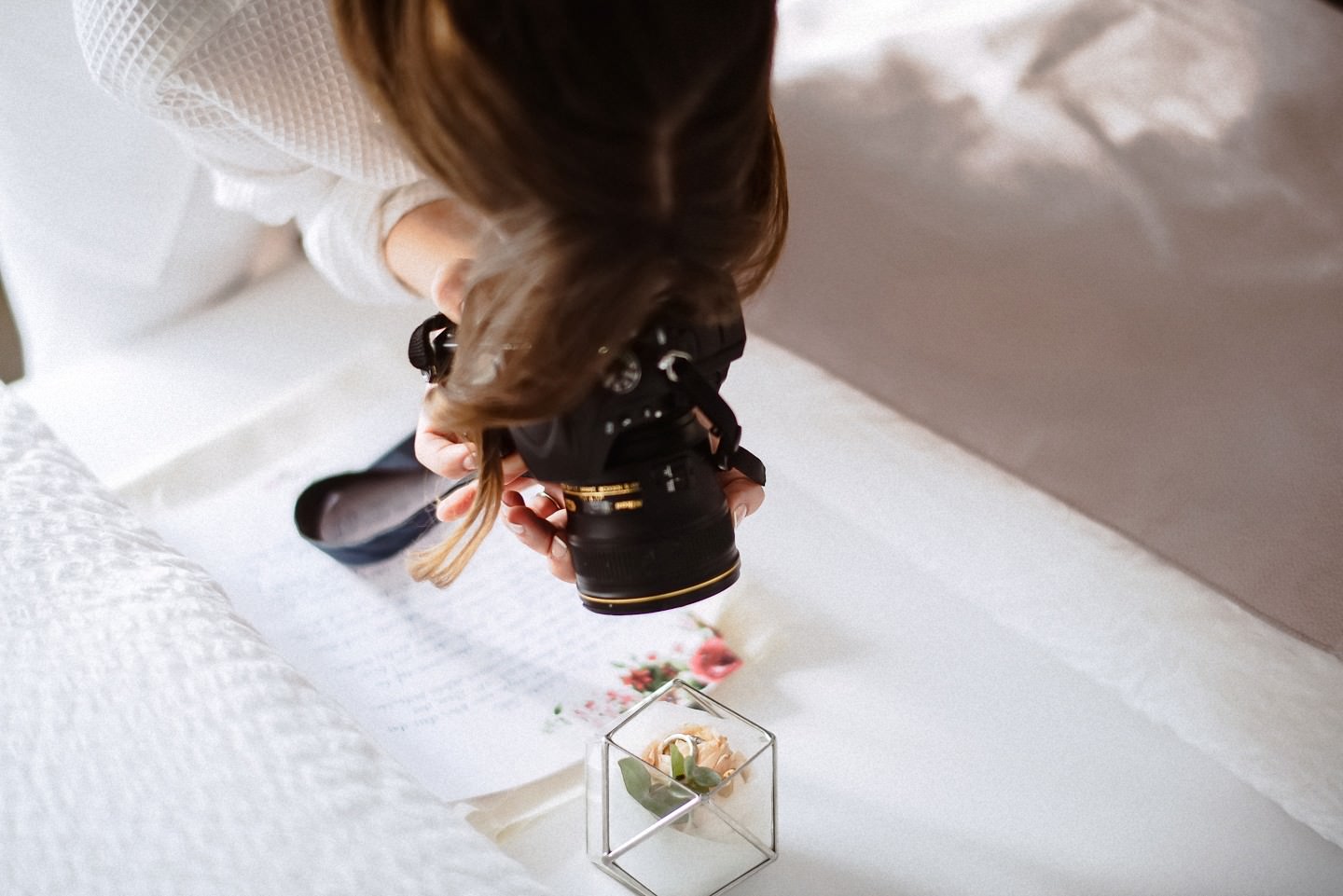 Overhead: Braut fotografiert mit Kamera das Schmuck-Detail.