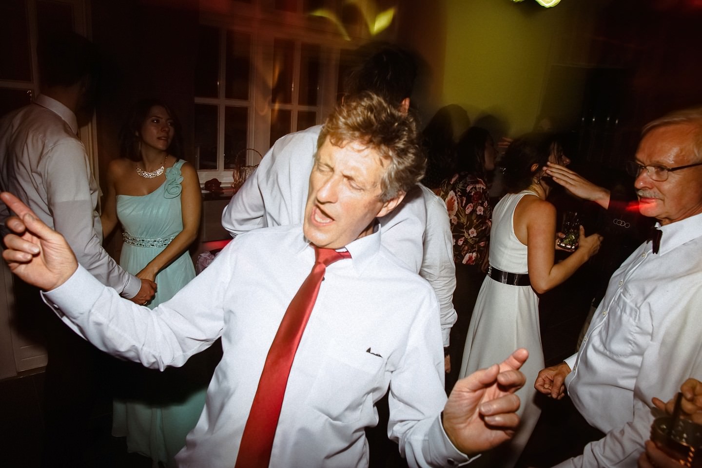 Tanzende Gäste auf der Hochzeit in ausgelassener Stimmung.
