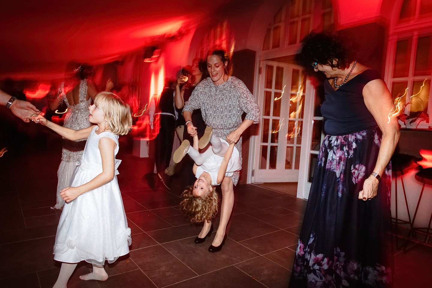 Tanzende Kinder bei der Hochzeitsfeier.