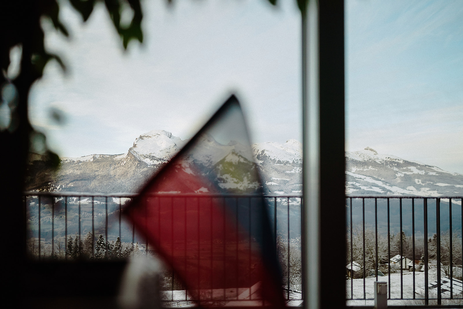 Verschneite Bergkette hinter der Fensterscheibe am Morgen des Hochzeitstags