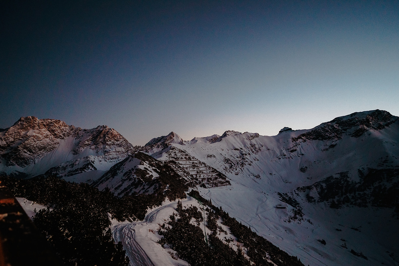 Die verschneite Gipfelkette über Malbun in Liechtenstein zur blauen Stunde