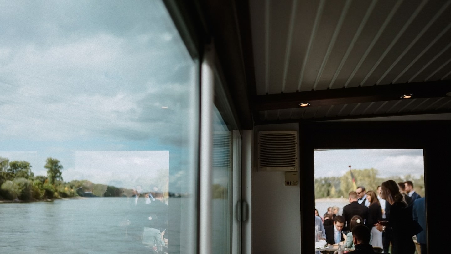 Blick auf den Rhein und das Ufer vom Schiff aus