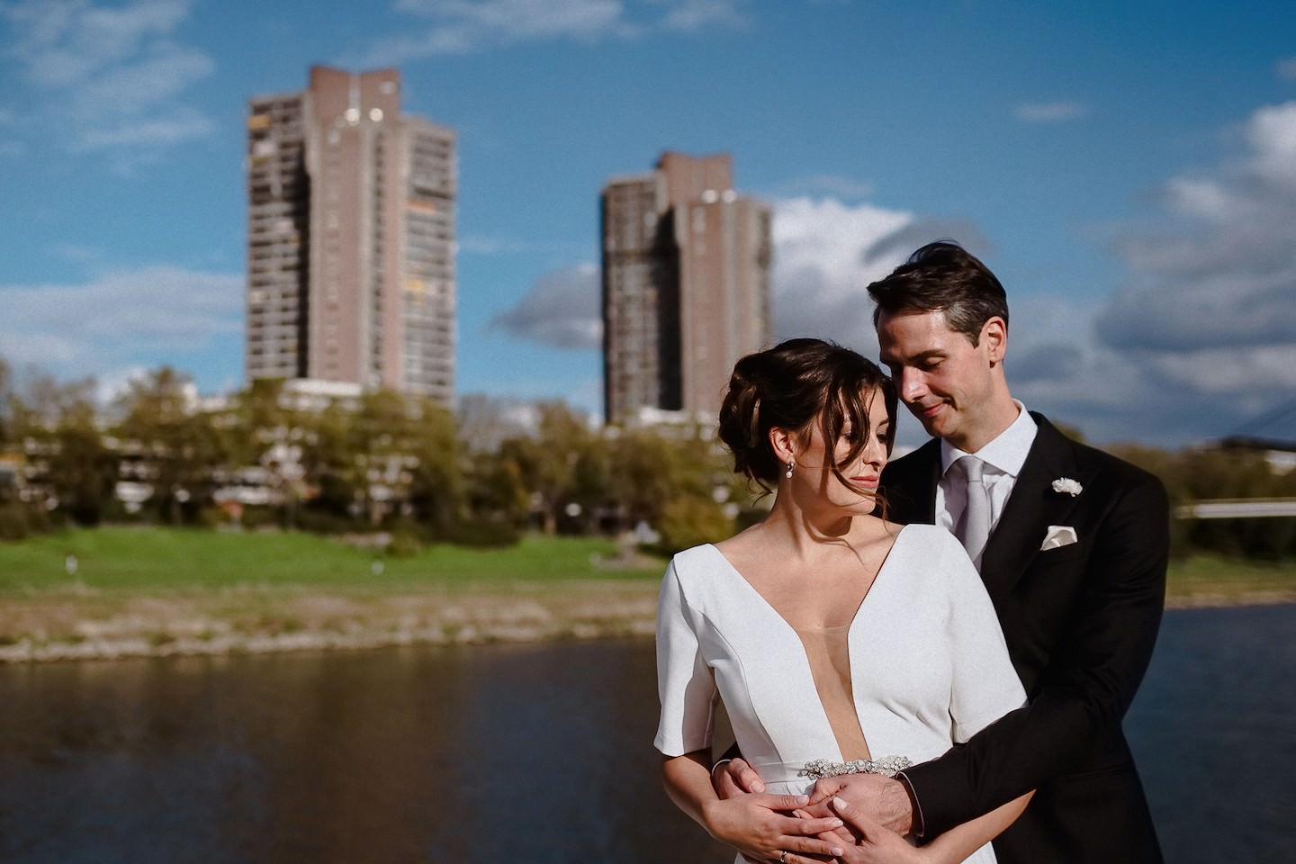 Brautpaar-Portrait mit der Mannheimer Skyline am Neckar