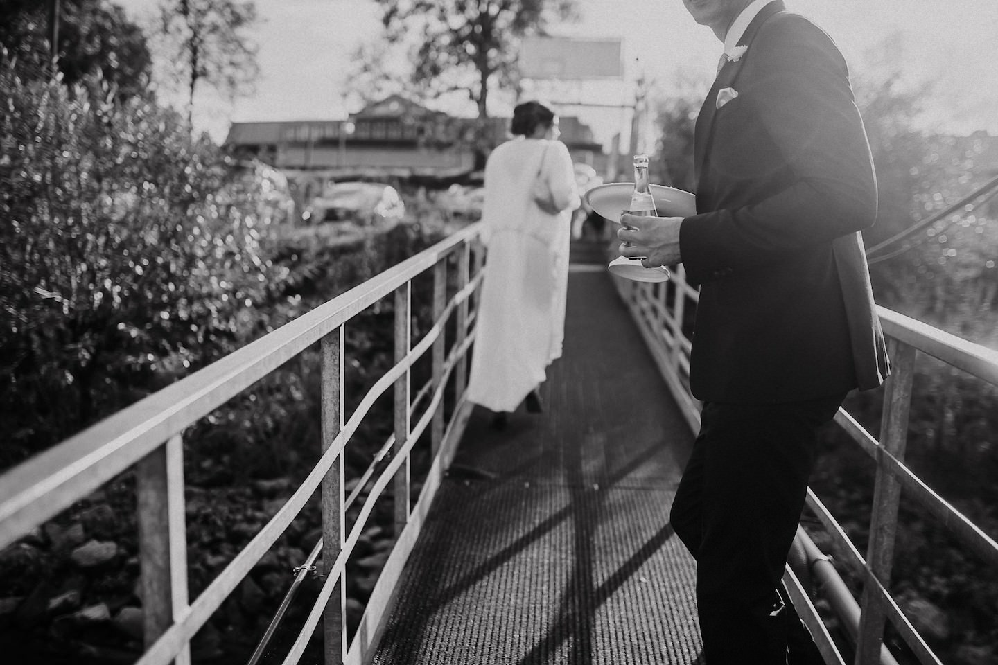 Das Hochzeitspaar verlässt das Schiff am Neckarufer
