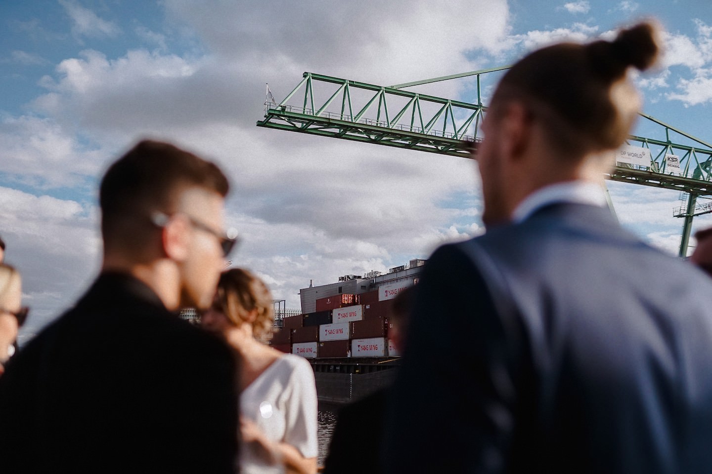 Gäste an Deck vor Containerkran und Frachtschiff im Mannheimer Hafen