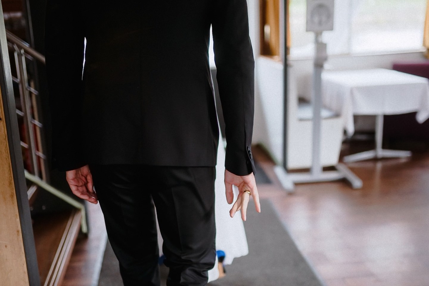 Detailaufnahme der Hand des Bräutigams mit dem Ehering