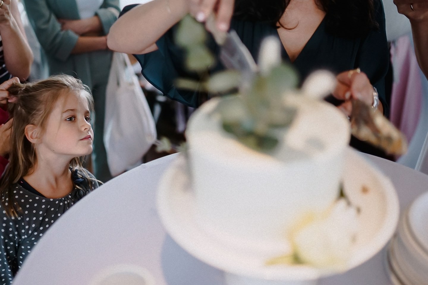 Ein Kind betrachtet die Hochzeitstorte an Bord des Schiffs