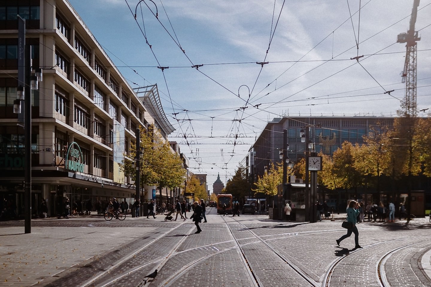 Blick über den Mannheimer Paradeplatz mit Straßenbahn am Mittag