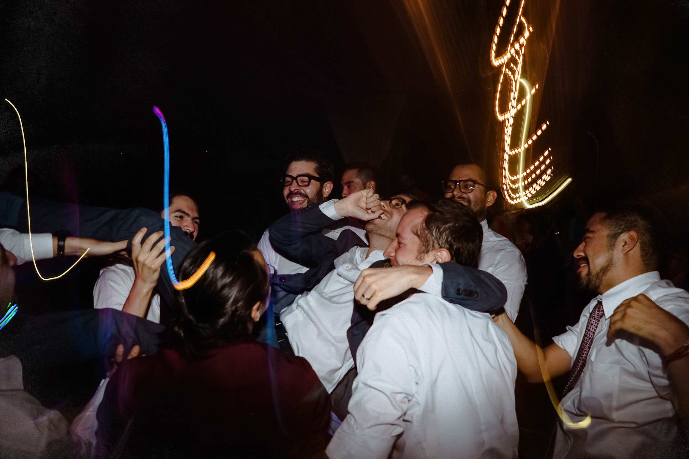 Die Gäste werfen den Bräutigam beim Crowd-Diving ausgelassen in die Luft