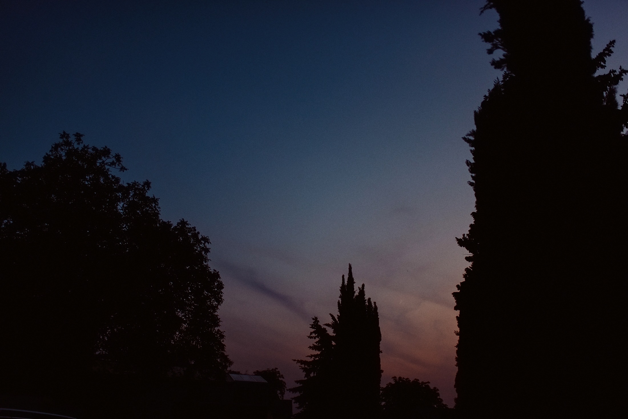 Abendhimmel mit rosa-lila Farben nach dem Sonnenuntergang.