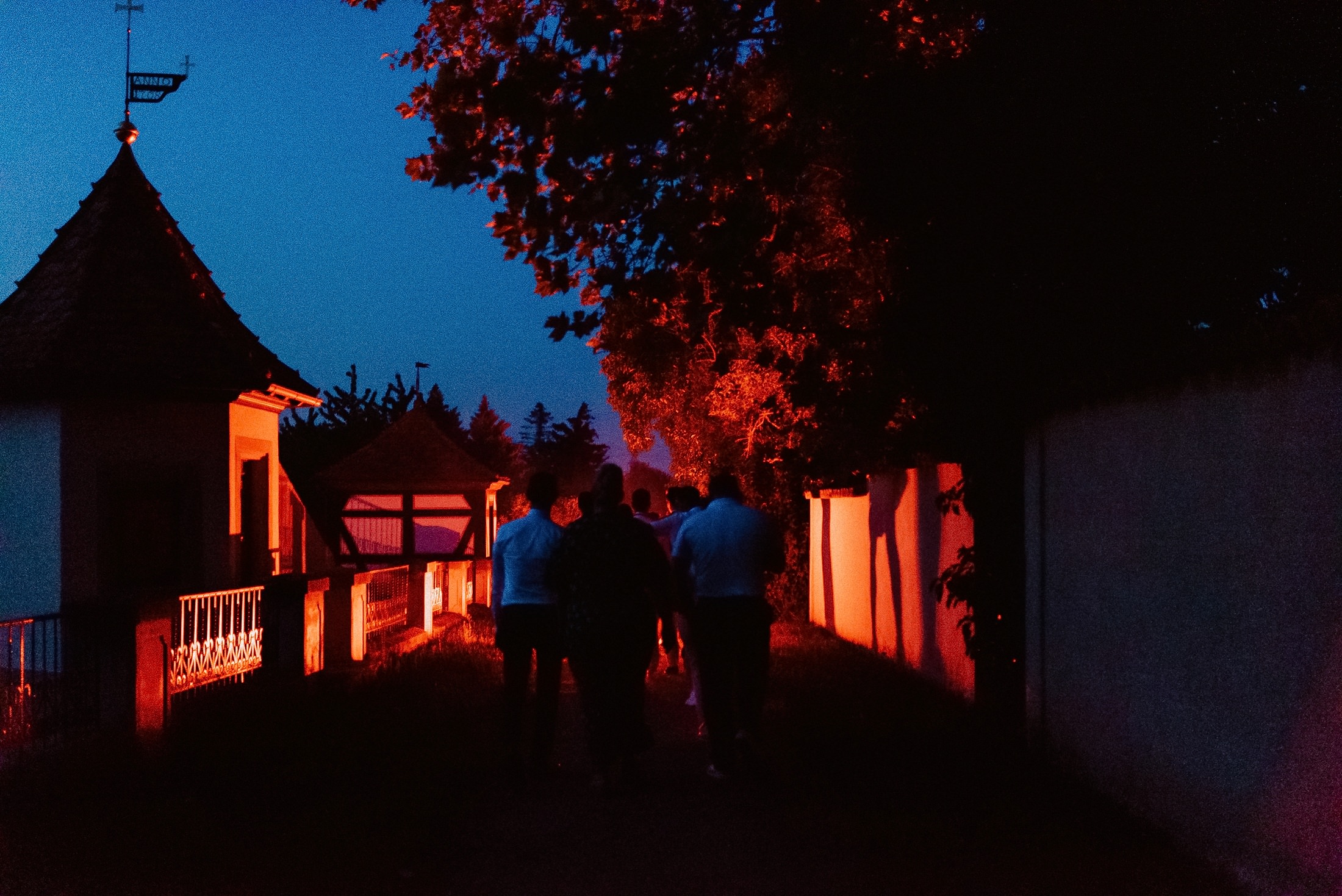 Abendstimmung und illuminierte Location des Morrhof in der Nacht.