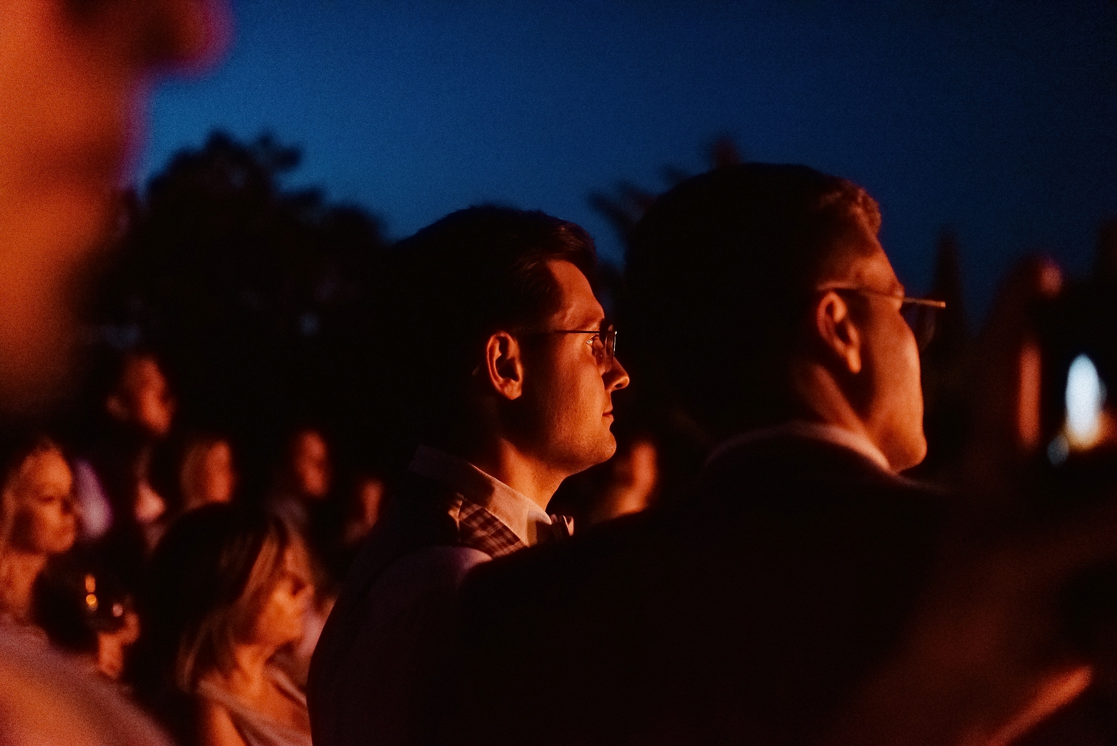 Faszinierte Hochzeitsgäste schauen gemeinsam aufs Feuerwerk.