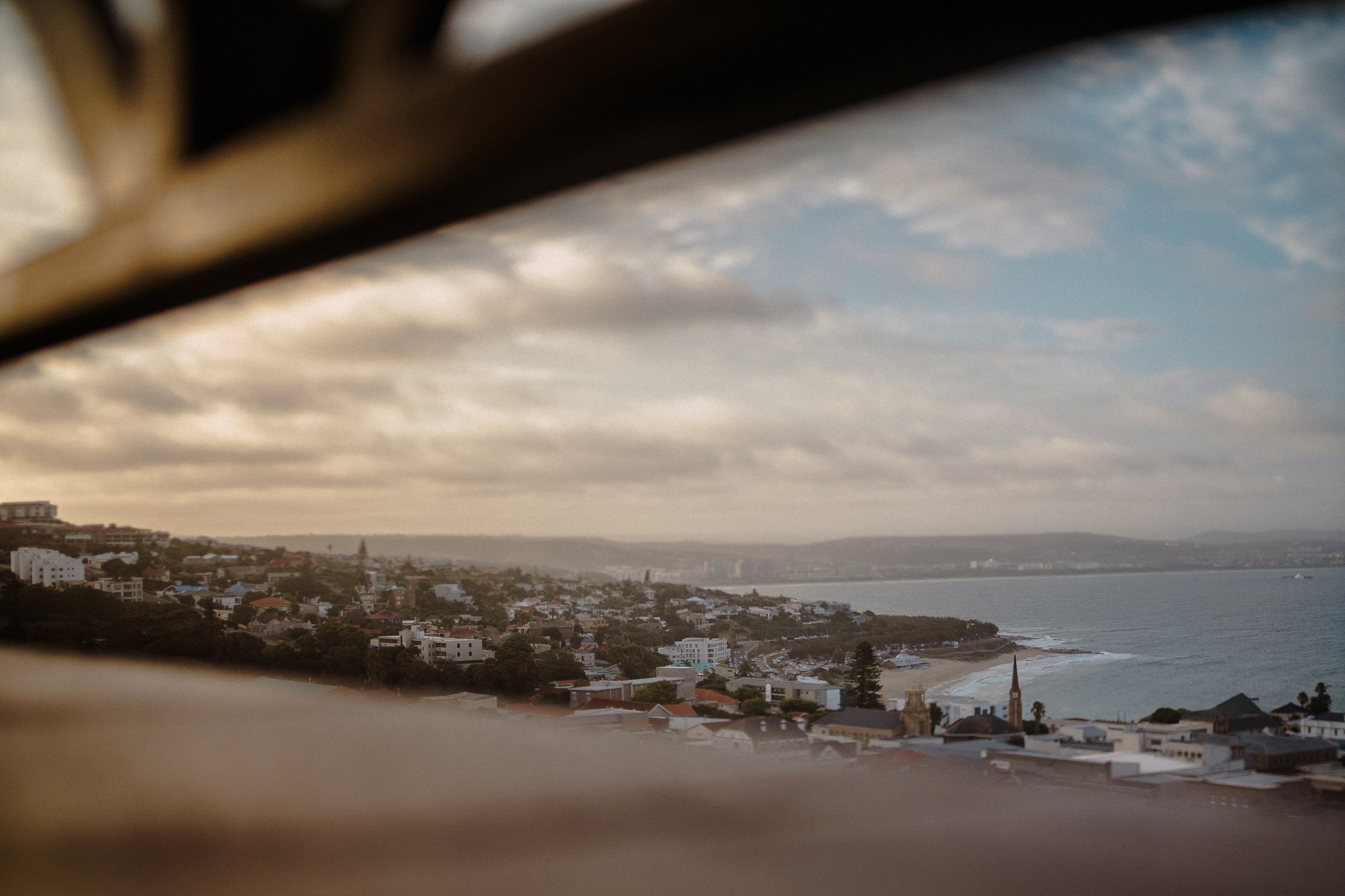 Blick über die Dächer von Mossel Bay auf Strand und Bucht am Abend der Ankunft