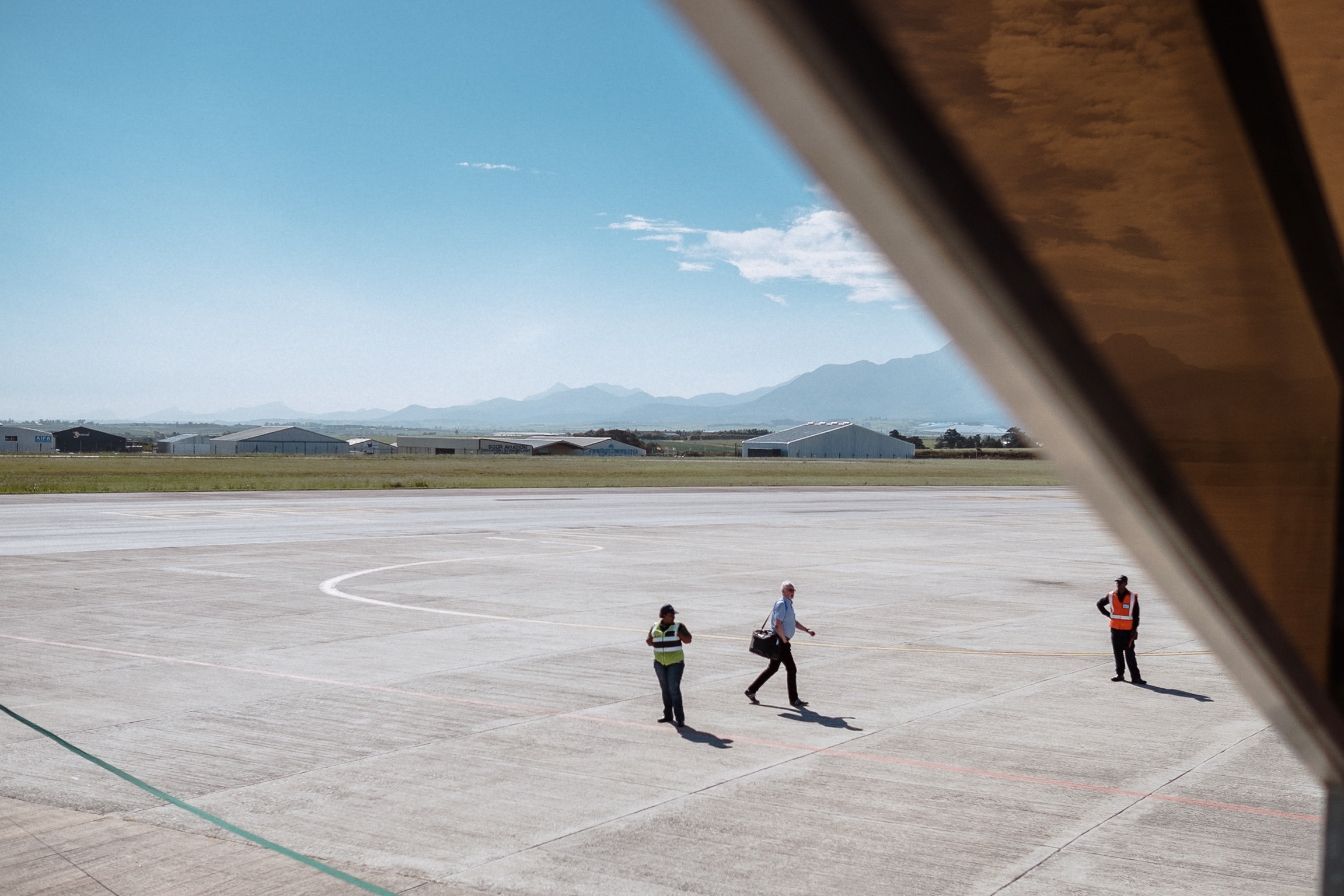 Blick aus dem Flugzeugfenster auf das Rollfeld des Flughafens George vor den Outeniqua-Bergen