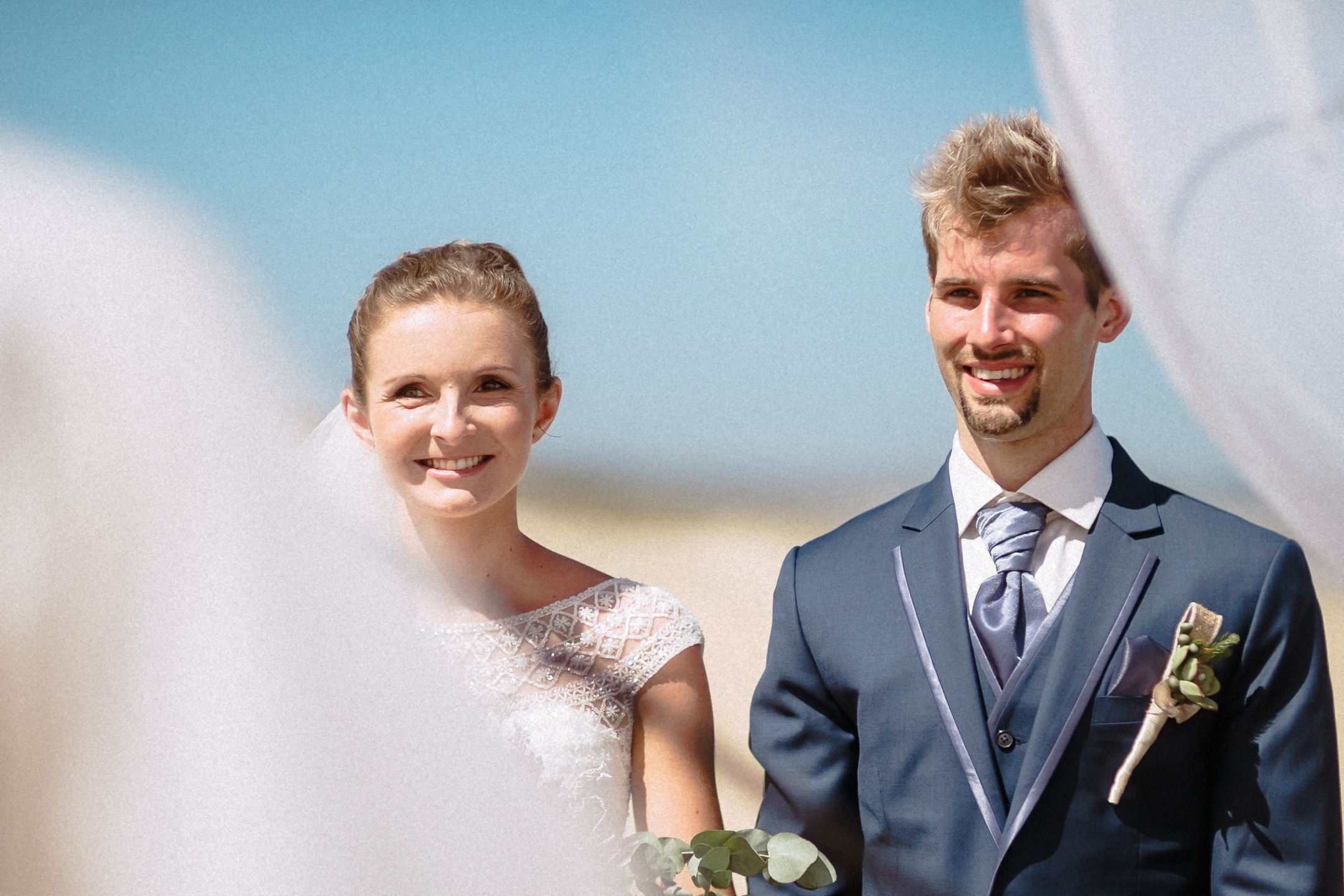 Braut und Bräutigam lachen während der freien Trauung