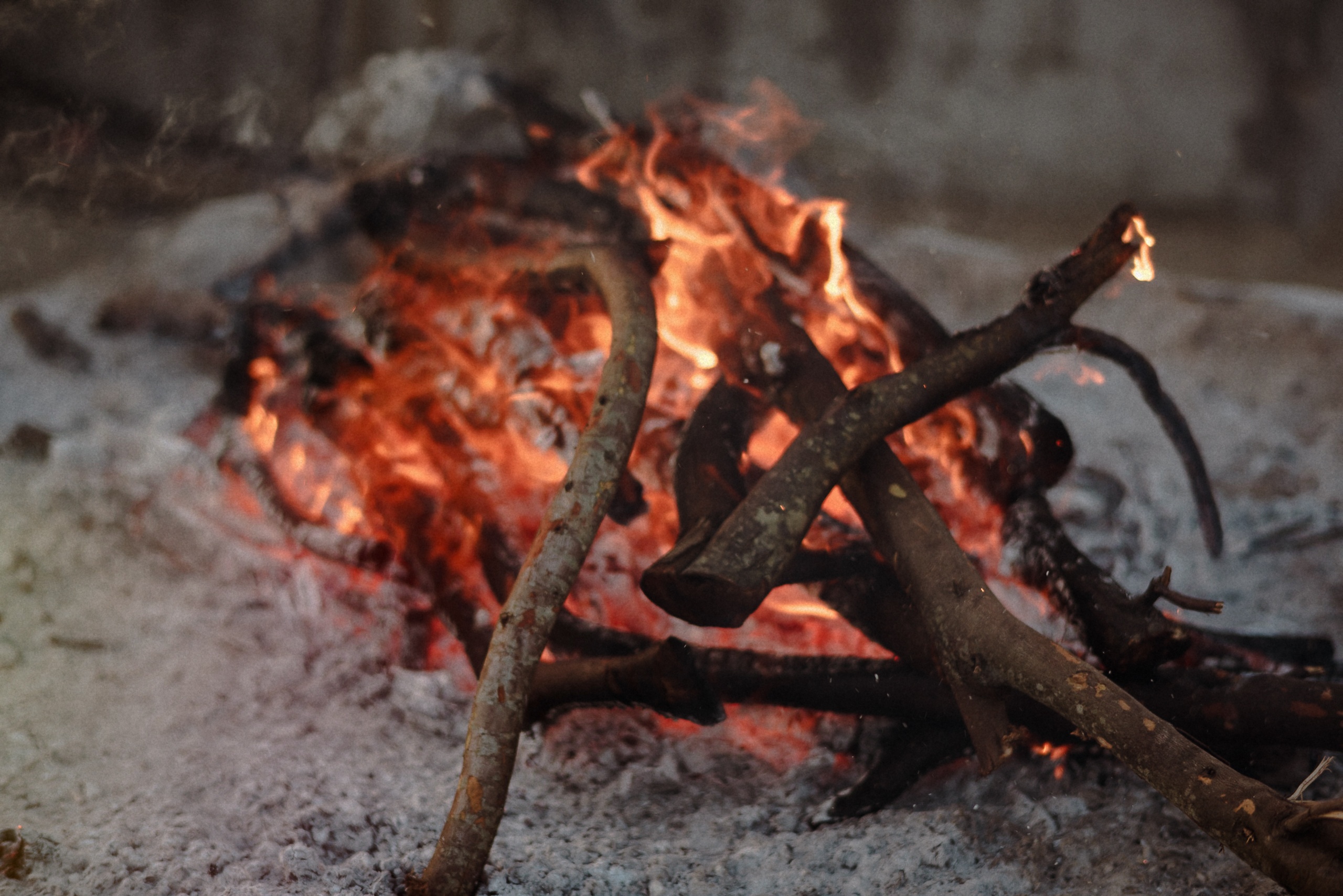Das Feuer brennt in der gemauerten Feuerstelle