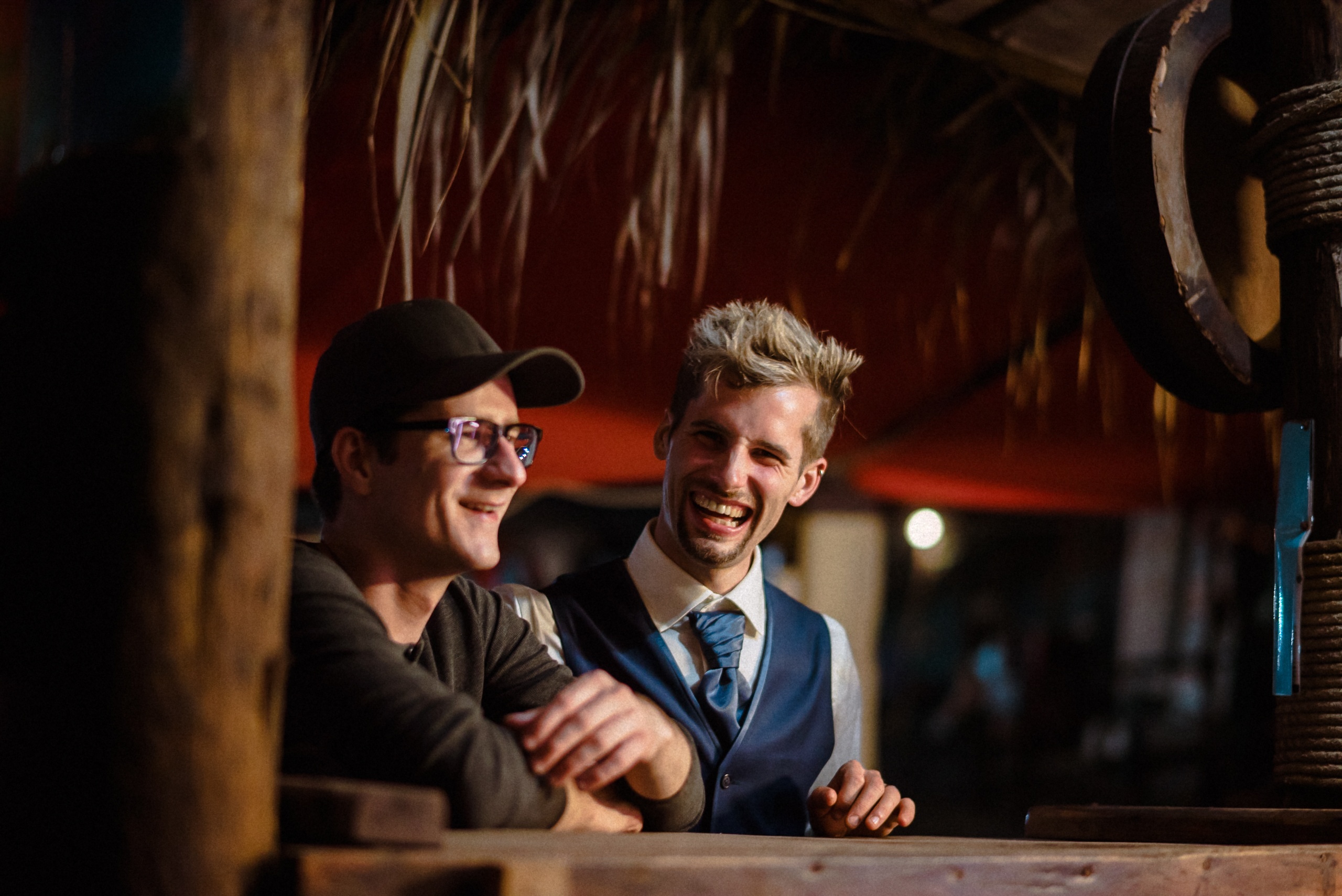 Zwei Gäste lachen an der Strandbar