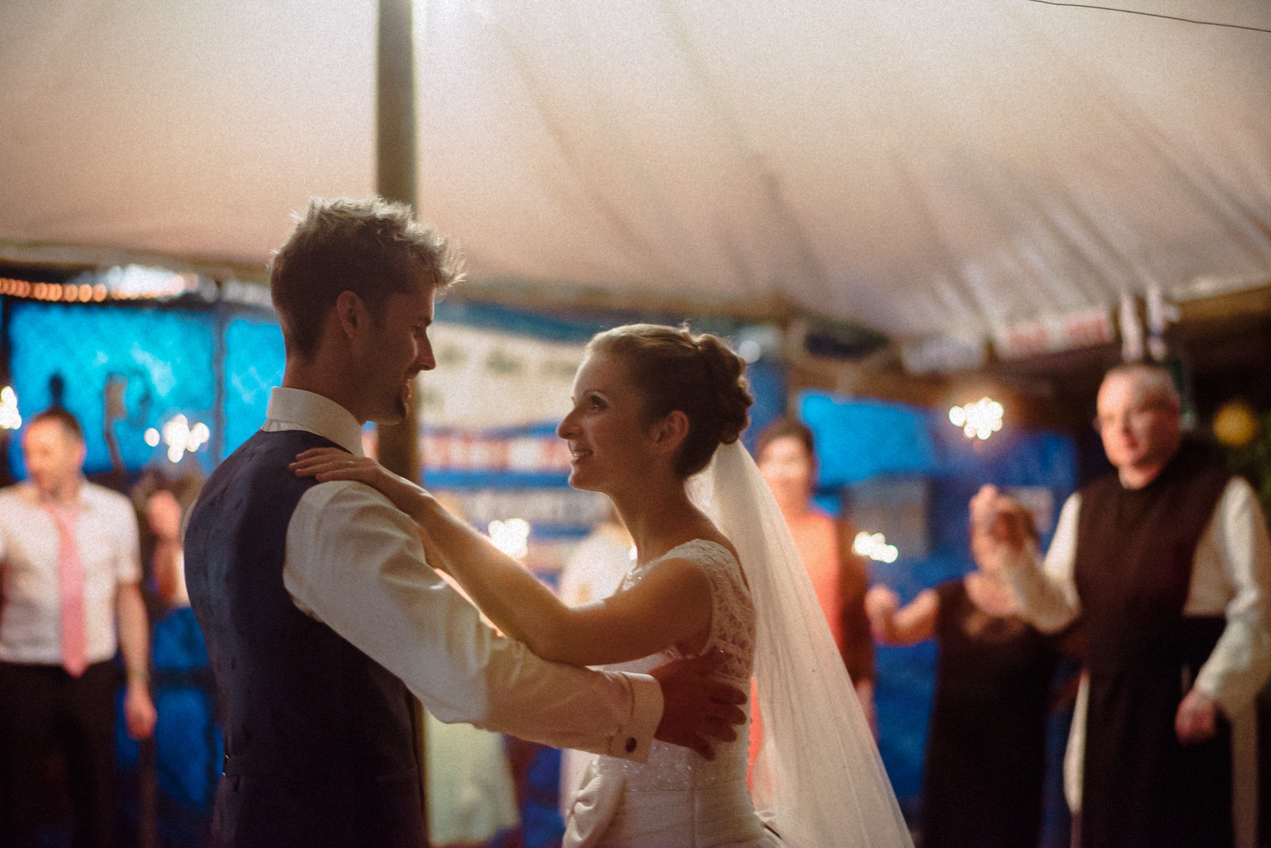 Der Hochzeitstanz unter dem Segeldach