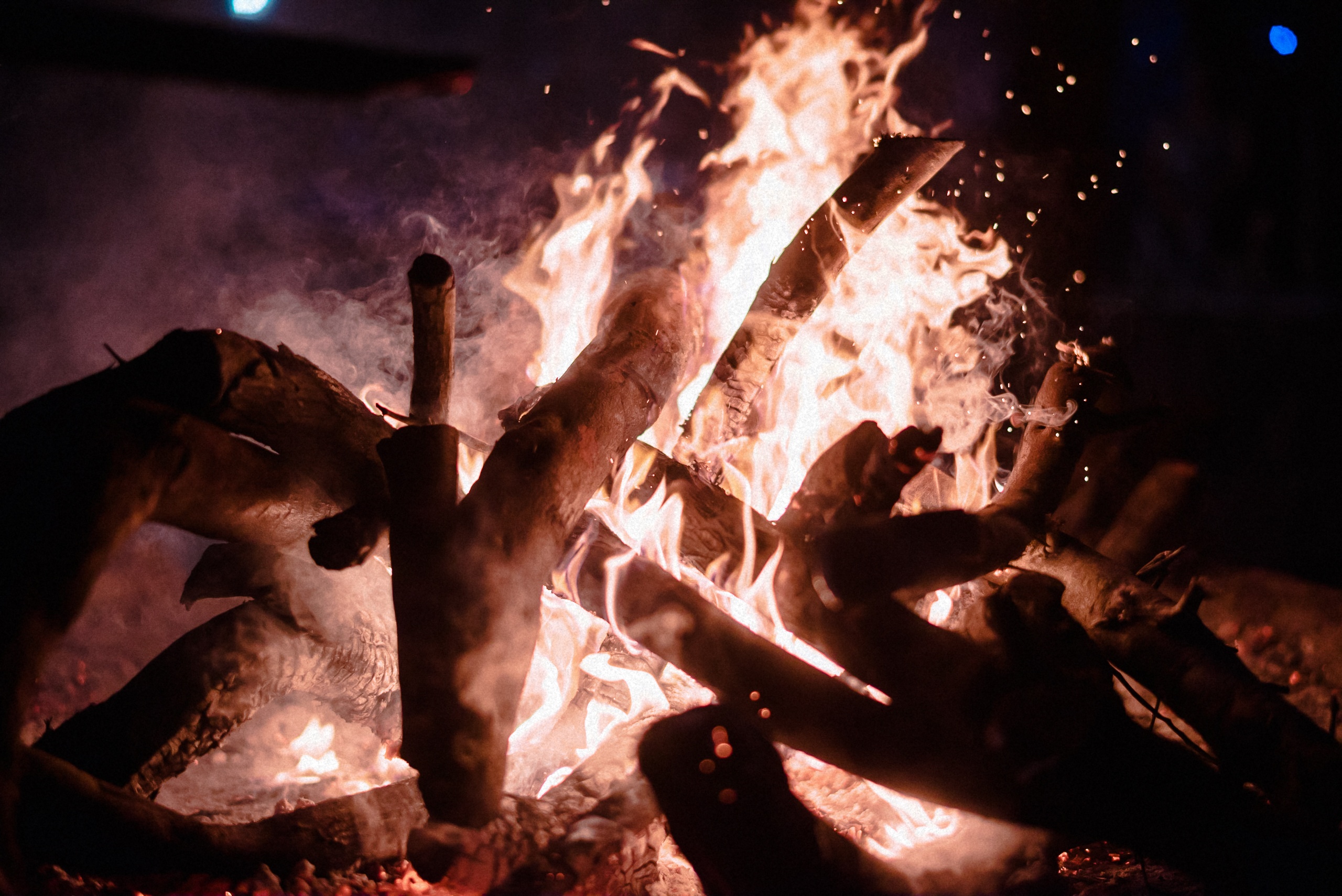 Funken steigen aus dem Lagerfeuer auf