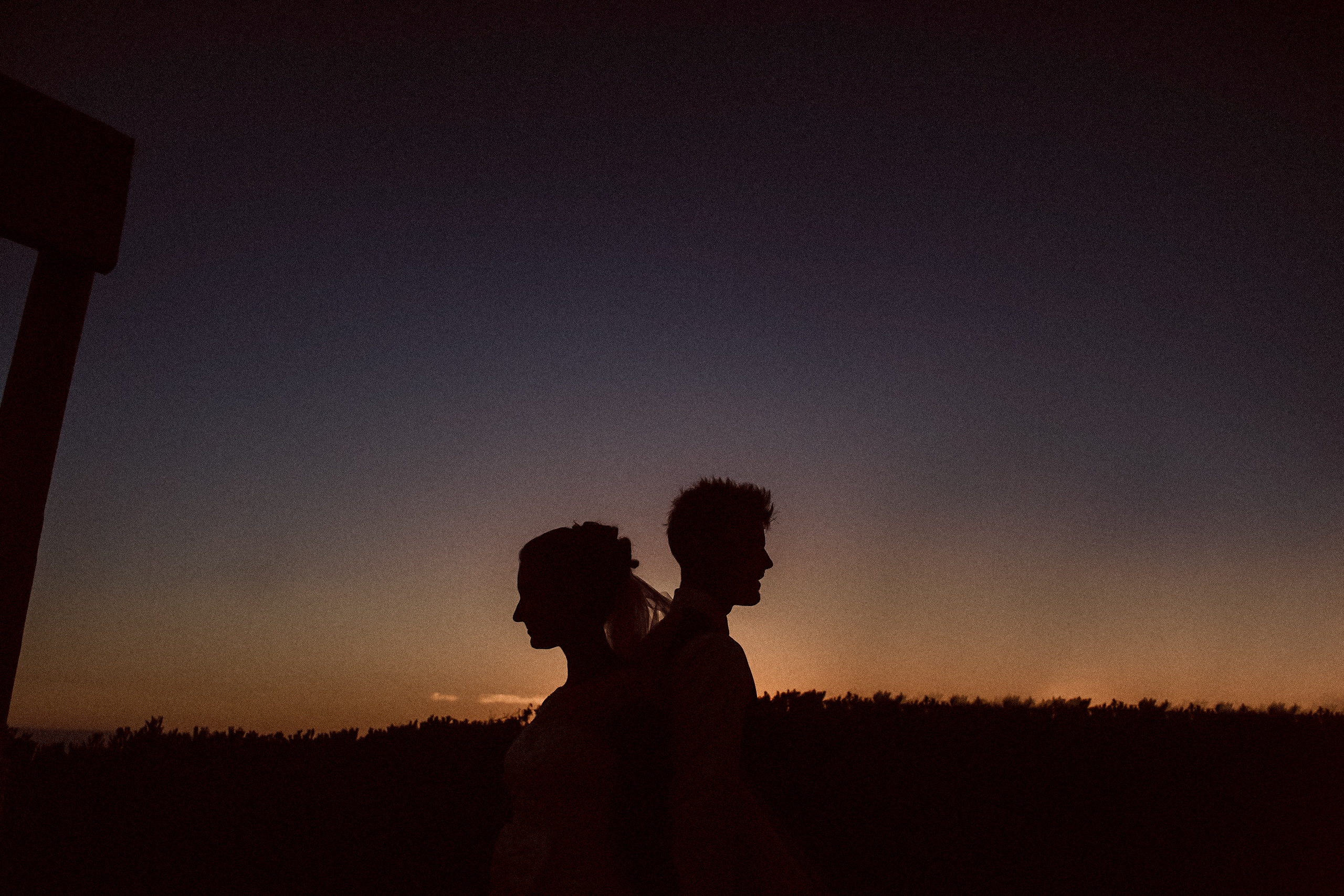 Silhouette des Brautpaars vor dem Sonnenuntergang