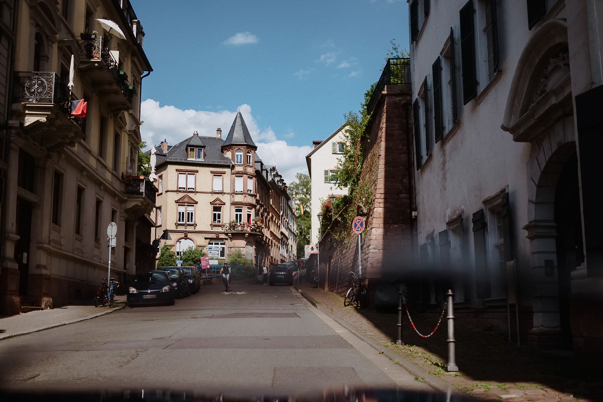 Heidelberger Altstadt-Gasse mit historischen Gebäuden, leer zur Hochzeit.