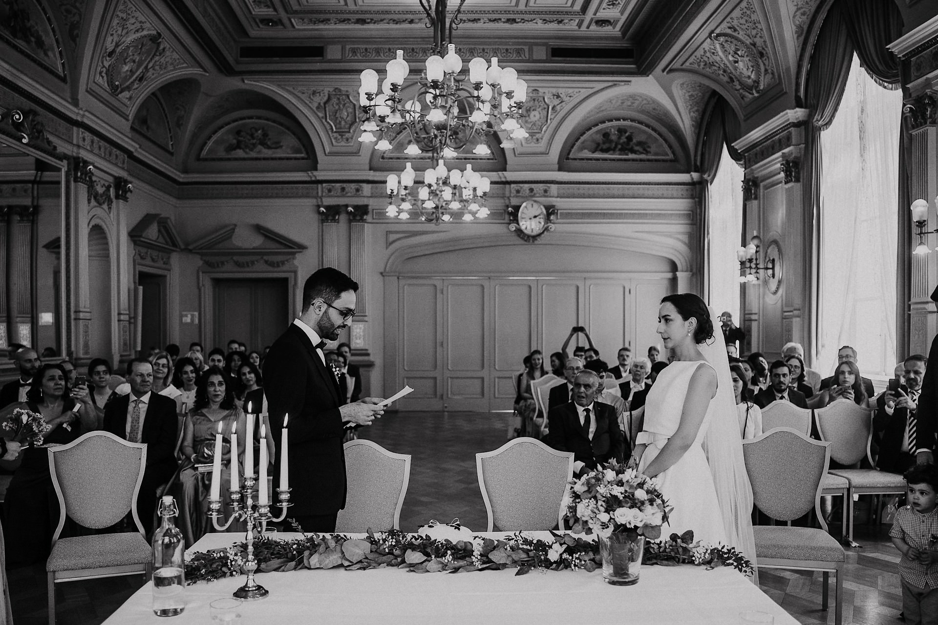 Brautpaar liest Eheversprechen im elegant dekorierten Trausaal Palais Prinz Carl.