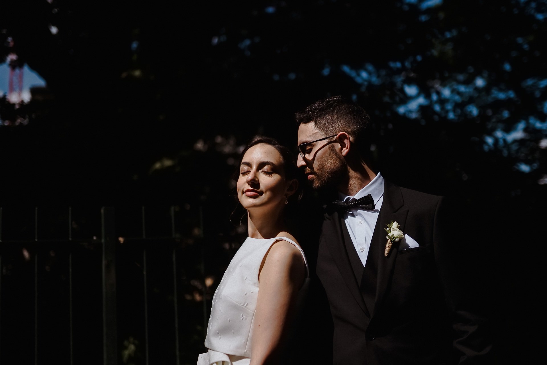 Brautpaar porträtiert nachts im stimmungsvollen Licht bei Palais-Fotoshooting.