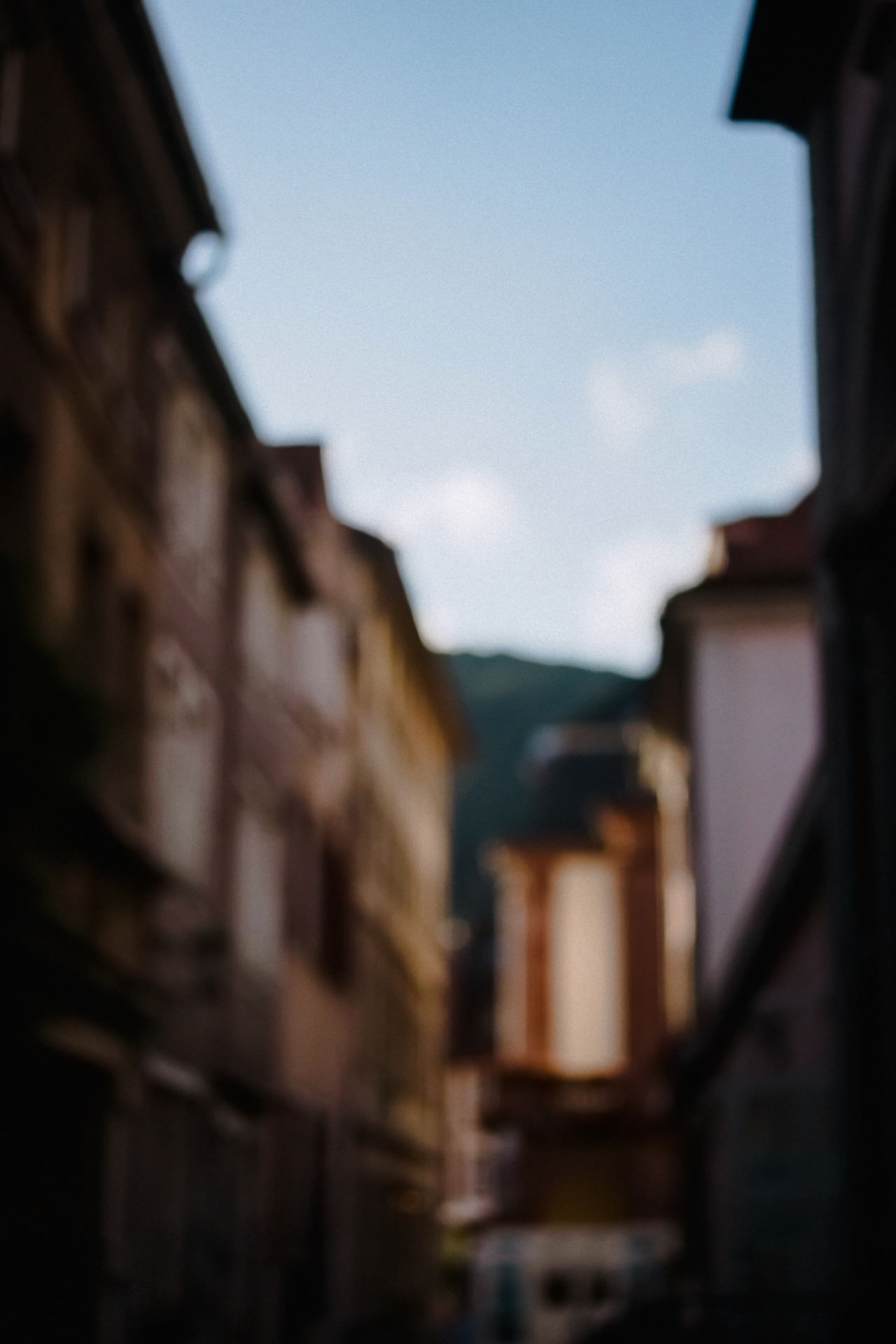 Hochzeitsgäste unscharf im Vordergrund vor einer Gasse der Heidelberger Altstadt.