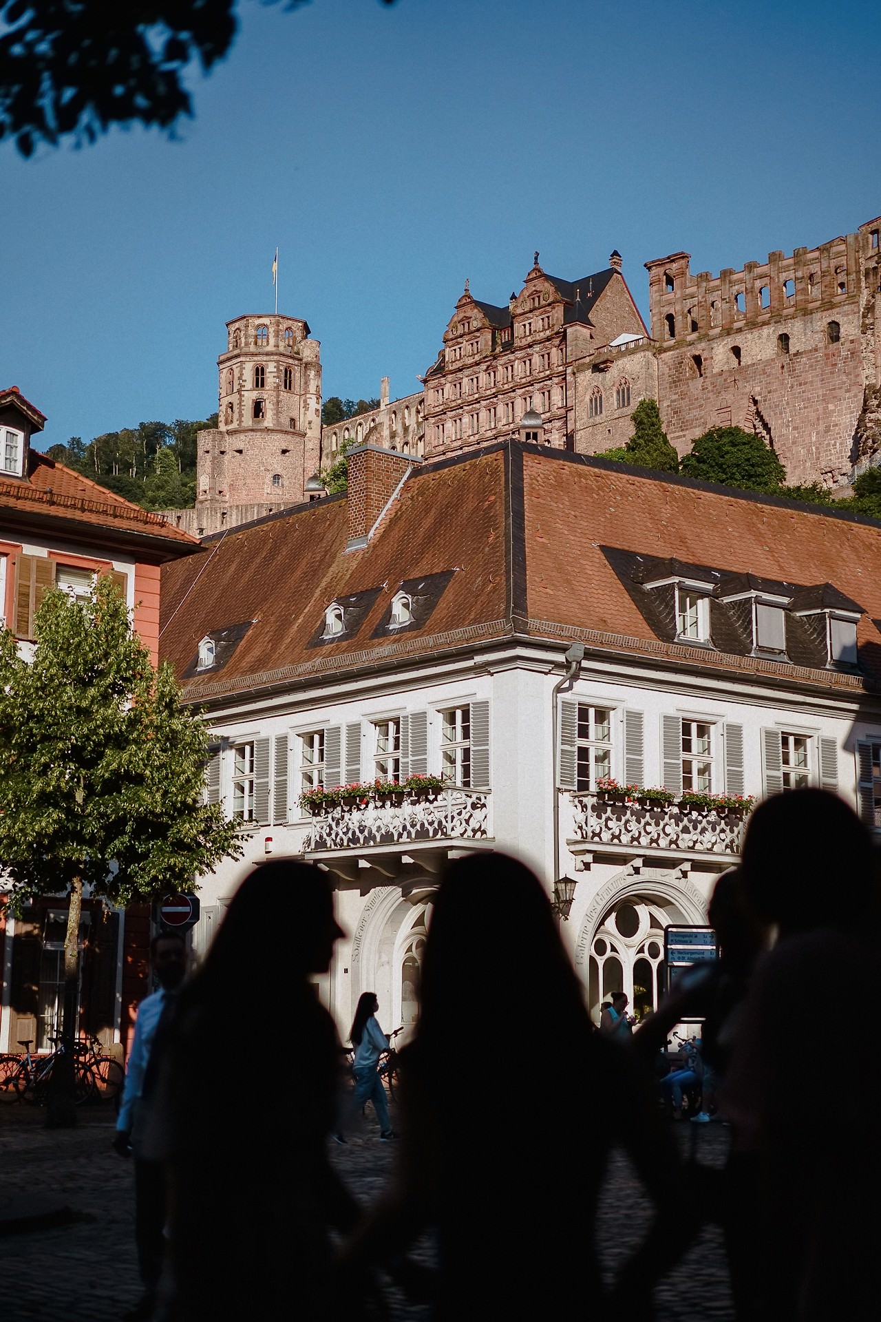 Heidelberger Schloss und Altstadt-Architektur vom Marktplatz fotografiert.