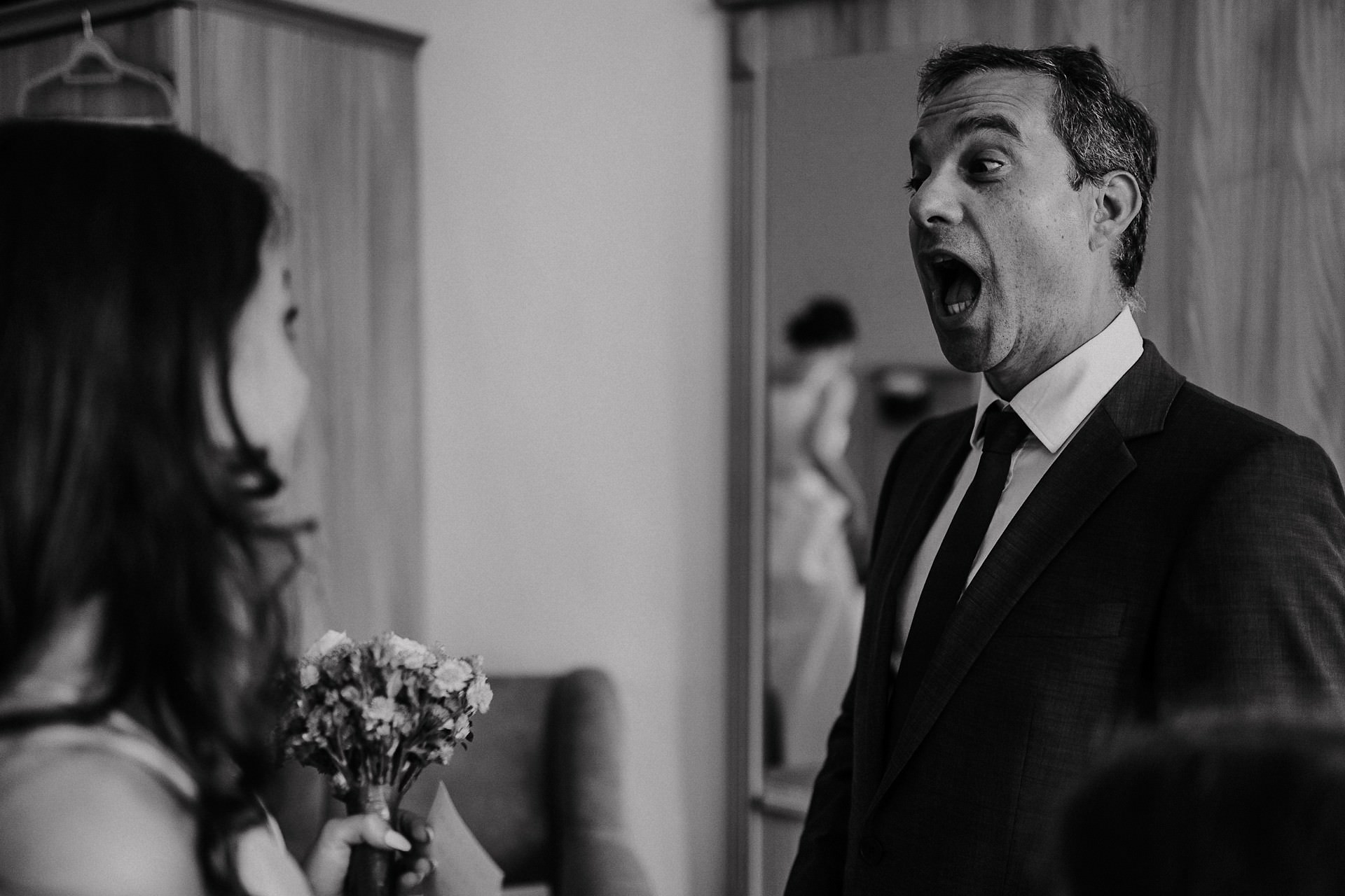 Vater der Braut sieht Braut erstmals im Hochzeitskleid, emotionaler Moment.