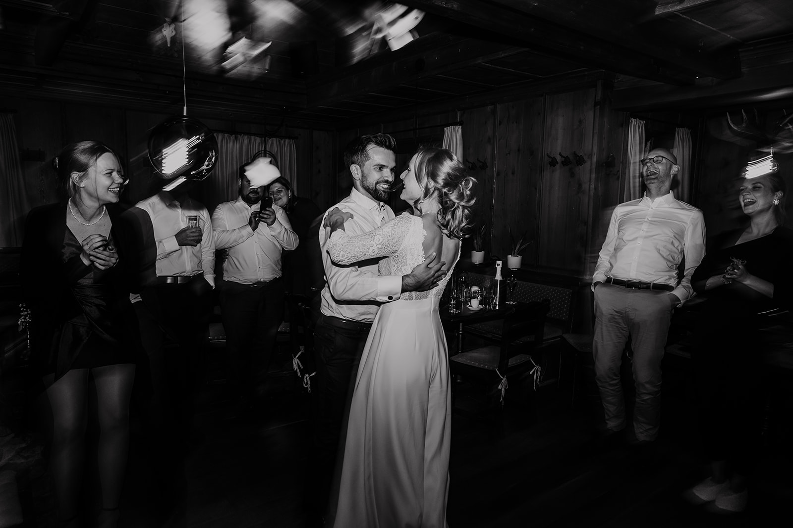 Der Hochzeitstanz, ringsum lachen die Gäste in der Berghütte über Malbun