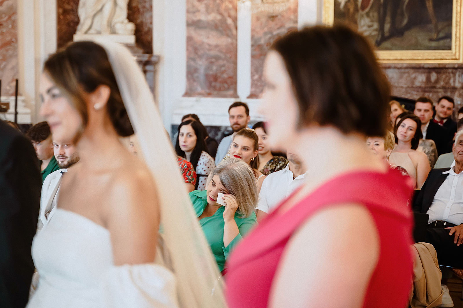 Die Braut im Profil, dahinter die Gäste im Rittersaal