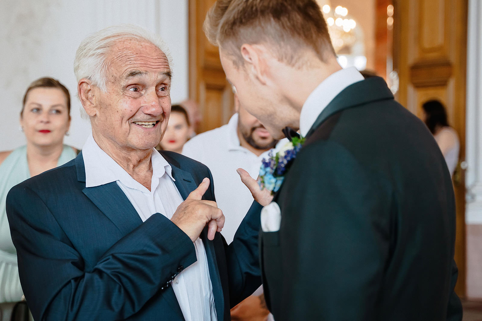 Der Großvater im Gespräch mit dem Bräutigam, beide sichtlich gerührt