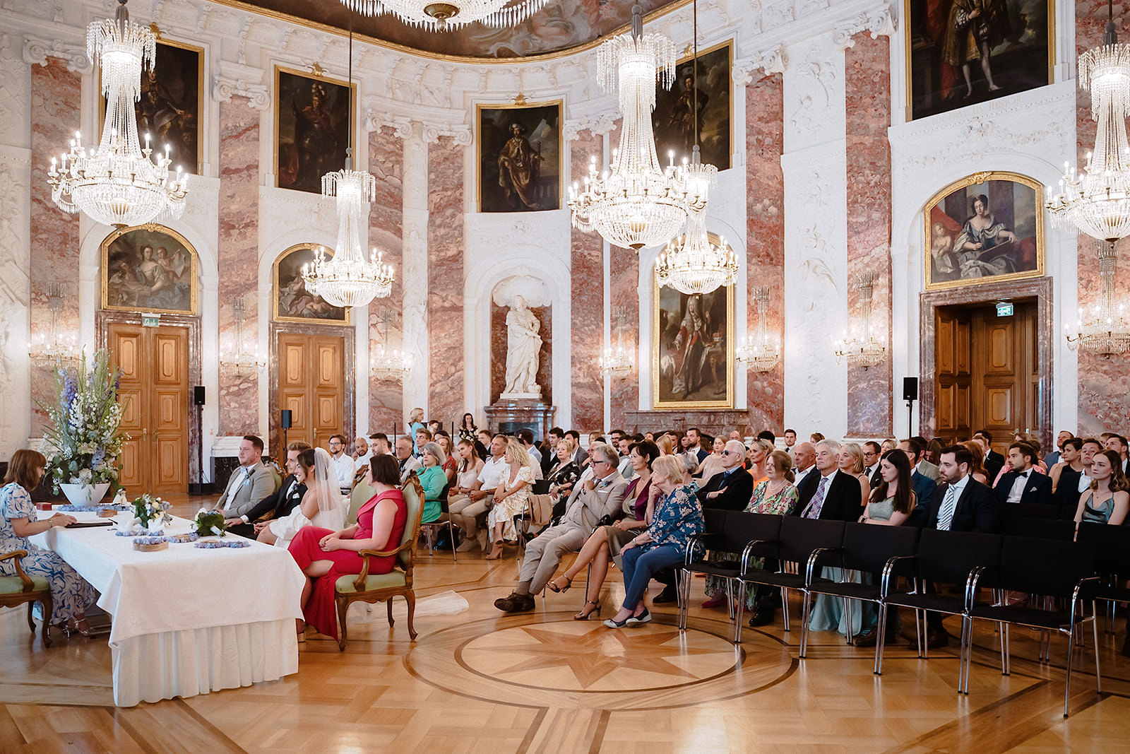 Der volle Rittersaal im Schloss Mannheim unter den Kronleuchtern
