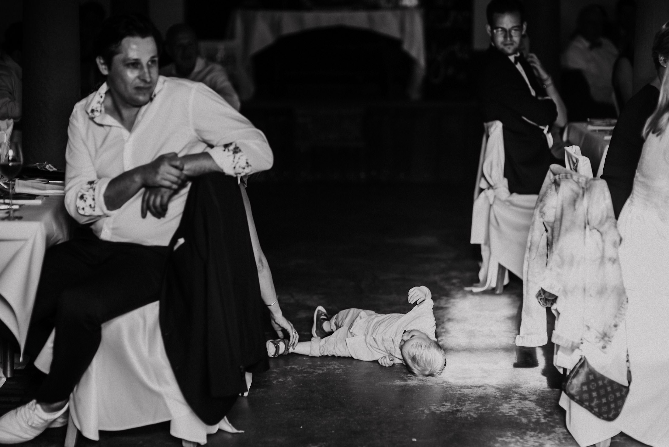 Baby schläft während der Hochzeitsfeier, ruhiger Familienmoment.