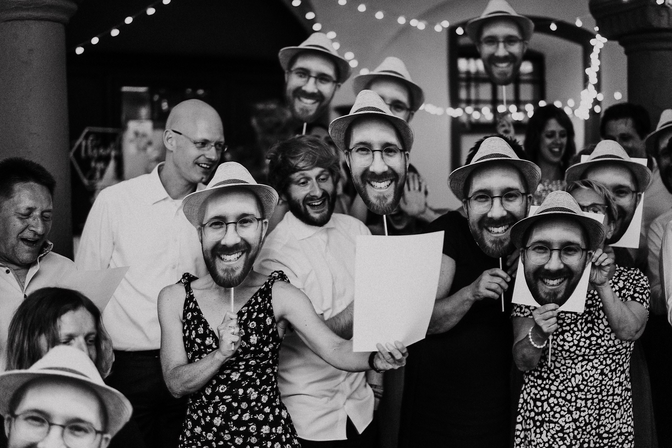 Gruppe Männer mit Strohhüten lacht, ausgelassene Kostüm-Spielerei in Wachenheim.