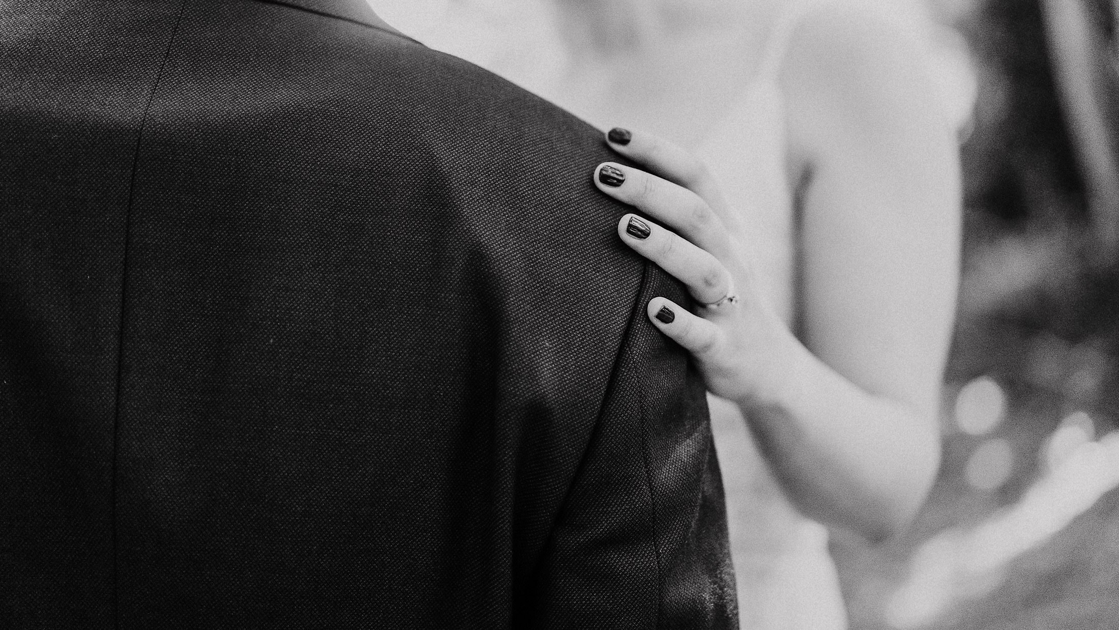 Paar küsst sich intensiv in Schwarz-Weiß-Fotografie, Nahaufnahme im Schlossgut Lüll.