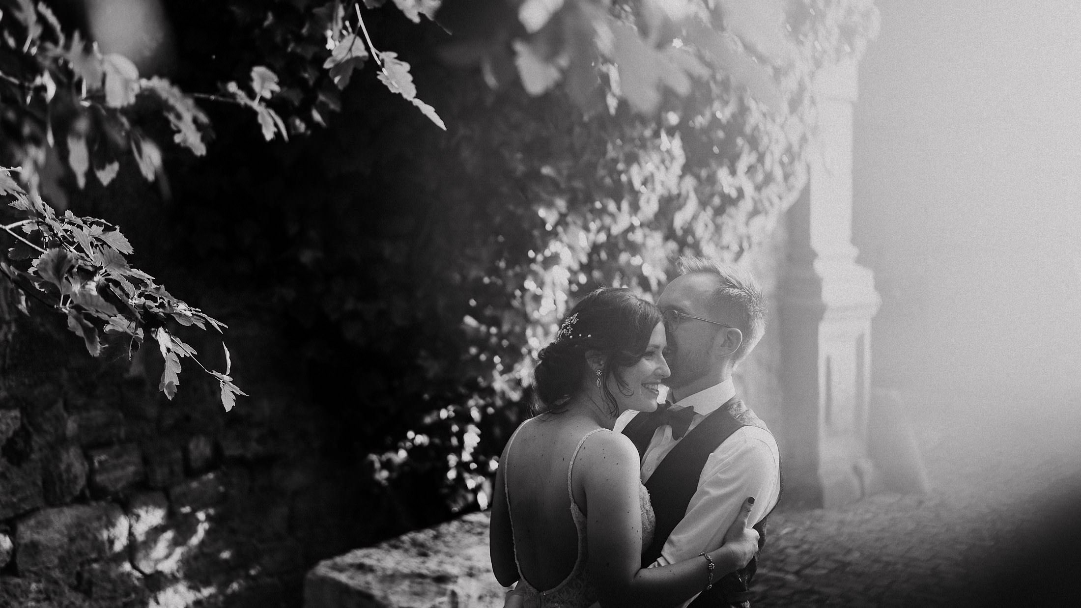 Künstlerische Paar-Porträt-Komposition vor der Architektur des Schlossguts Lüll.