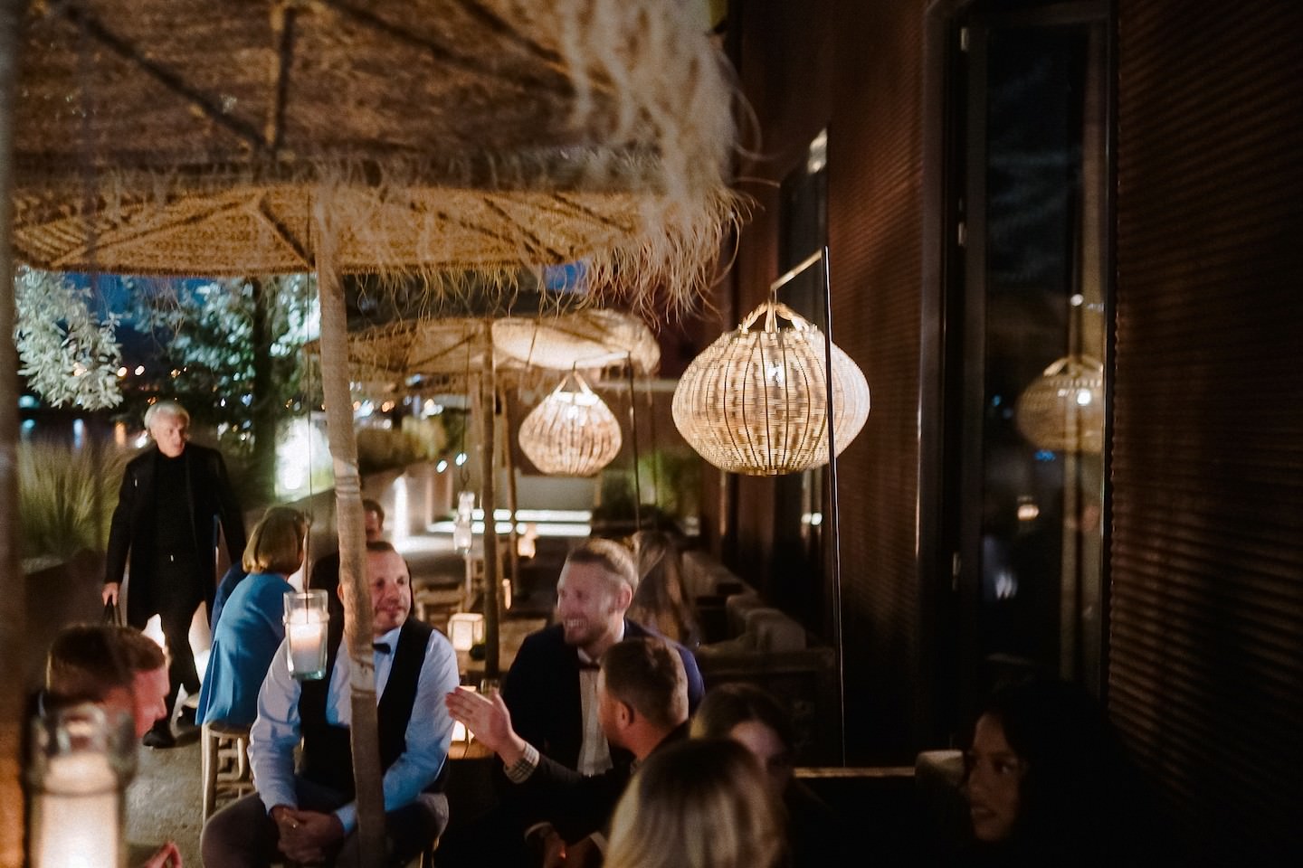 Beleuchteter Außenbereich des Speicher 7 am Abend der Hochzeit