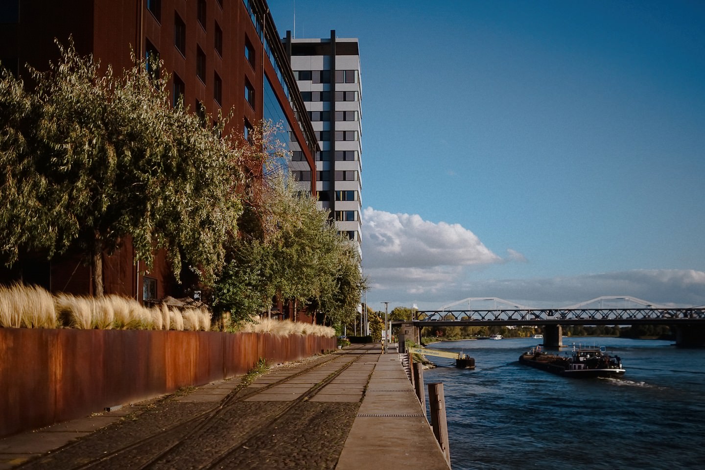 Außenansicht des Speicher 7 am Rheinufer mit modernem Hafen