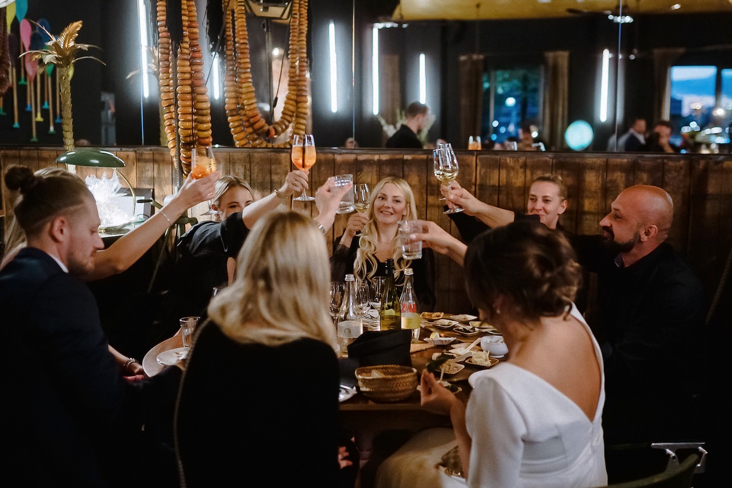 Die Braut stößt beim Dinner mit den Gästen an