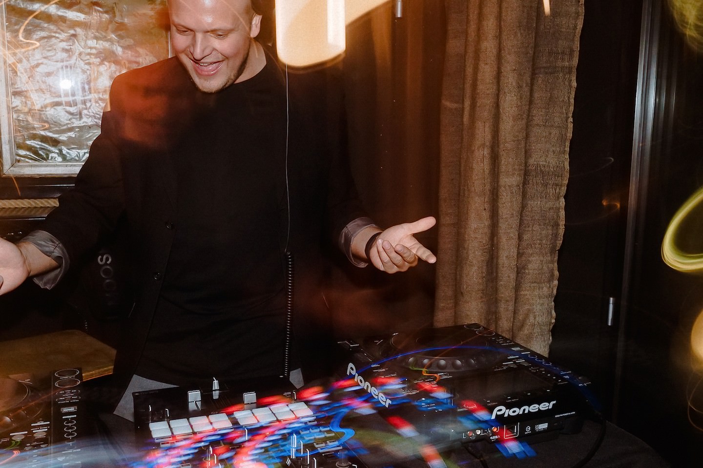 DJ Rockman legt bei der Hochzeitsparty im Speicher 7 auf